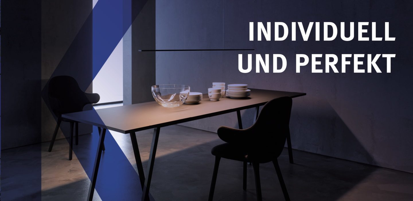 Ein Esstisch an einer grauen Wand. Auf dem Bild steht "Individuell und perfekt"