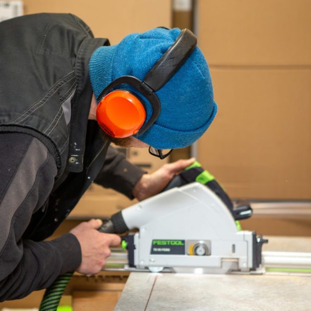 Mitairbeiter Axel Holzhausen bei der Arbeit.