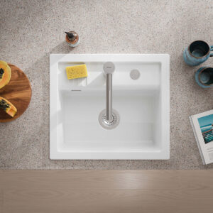 Naber Keramikspüle in Weiß mit Armatur auf moderner Küchenarbeitsplatte von oben