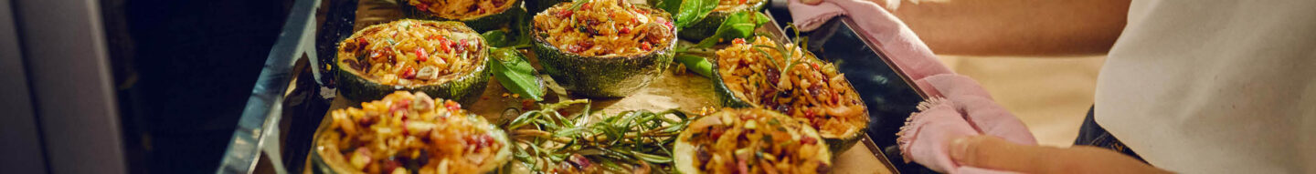 Frisch zubereitetes Ofengericht aus einem modernen Einbaubackofen von Neff in einer Küche