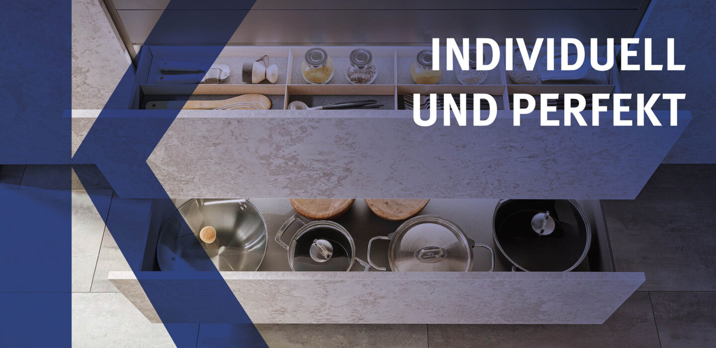 Innenorganisation einer Häcker Küche bei Kandy Bücker – perfekt strukturierte Küchenschublade mit Töpfen und Küchenutensilien