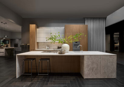 Moderne Häcker Küche mit Kücheninsel, Holzfronten und heller Naturstein-Arbeitsplatte