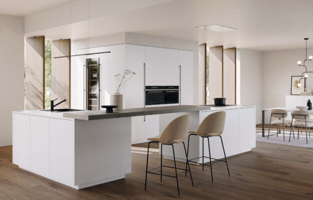 Moderne Häcker Küche in Weiß mit Kücheninsel, Barhockern und offenem Wohnbereich