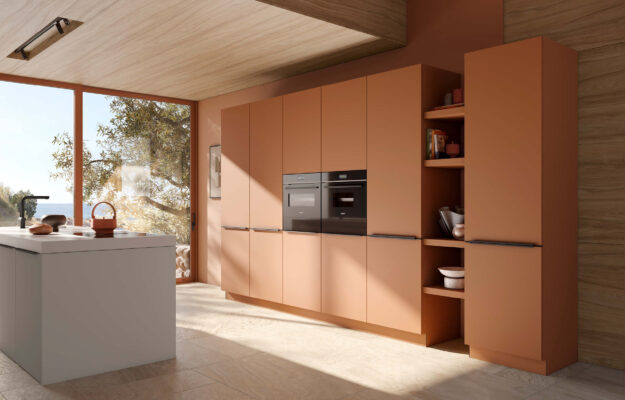 Moderne Häcker Küche in warmem Terrakotta mit Kücheninsel und Einbaugeräten