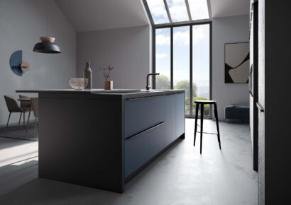 Minimalistische Häcker Küche mit Kochinsel, dunklen Fronten und modernem Wohnraum