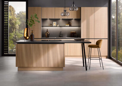 Skandinavische Häcker Küche mit Holzfronten, Kochinsel und minimalistischem Design