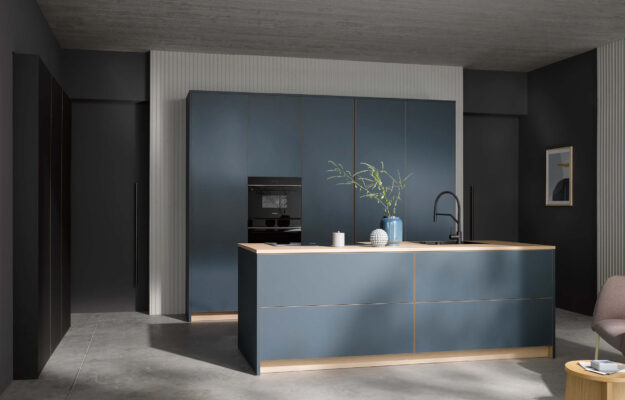 Moderne Häcker Küche in Blau mit Kücheninsel, Holzarbeitsplatte und minimalistischen Fronten