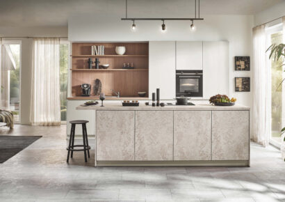 Moderne Designküche von Häcker mit Kücheninsel, Holzrückwand und Einbaugeräten