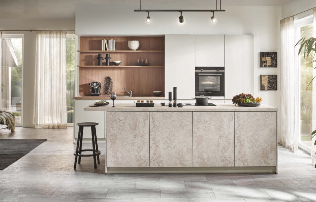 Moderne Häcker Küche mit Kochinsel im Küchenstudio Kandy Bücker – Designküche mit Holzrückwand und Einbaugeräten