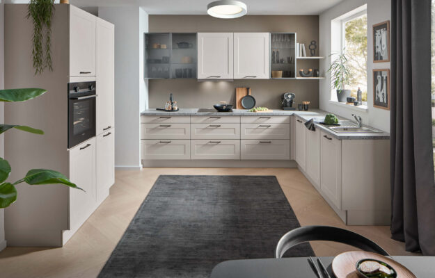 Moderne Häcker U-Küche mit hellen Fronten und Arbeitsplatte im Küchenstudio Kandy Bücker