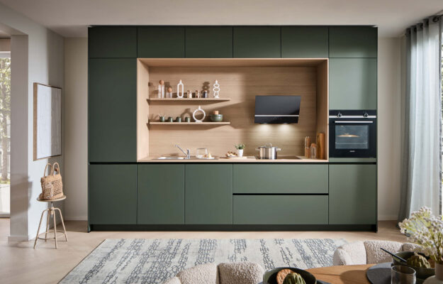 Moderne Häcker Küche mit grünen Fronten und Holz-Nische im Küchenstudio Kandy Bücker
