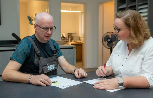 Stefanie Bücker wie sie mithilfel der Tipps zum Küchenkauf eine Küchenberatung durchführt.