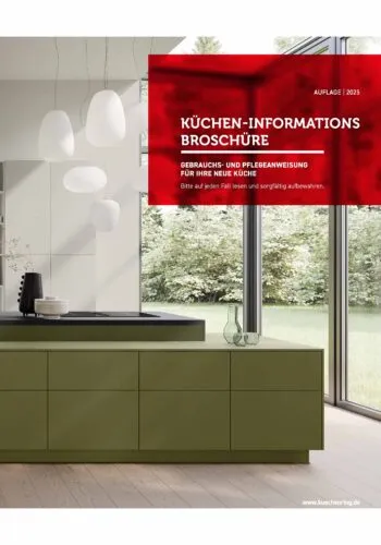 Das Cover der Kücheninformationsbroschüre 2025: Eine grüne Designküche.